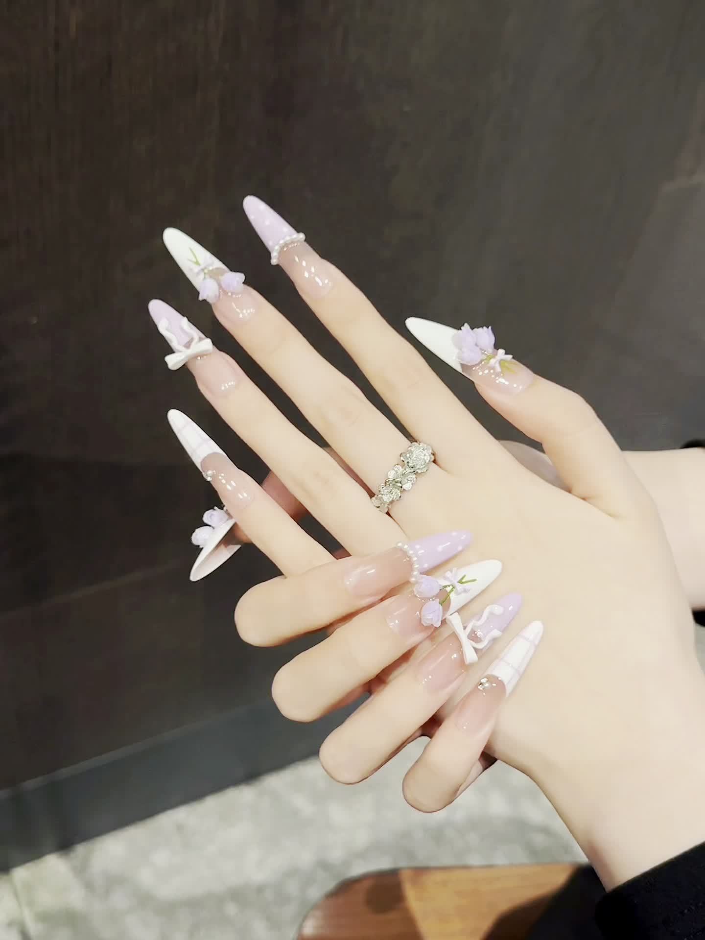 Pure handmade Romantic Purple Yu Spring and summer three-dimensional tulips are cold and have a white temperament